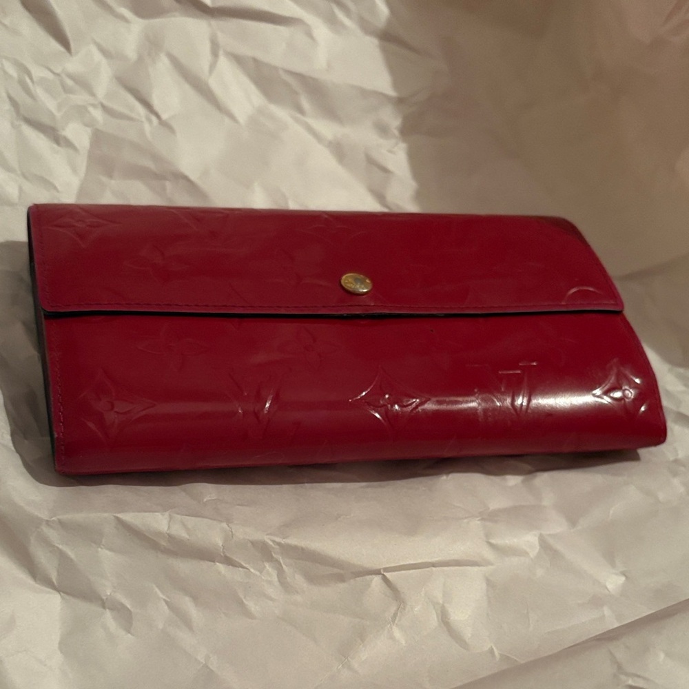 Raspberry colored vernis‎ Sarah